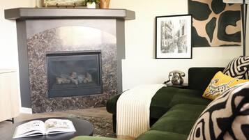 Smart TV, fireplace