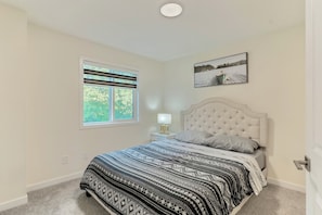 3 habitaciones, tabla de planchar con plancha, wifi y ropa de cama 