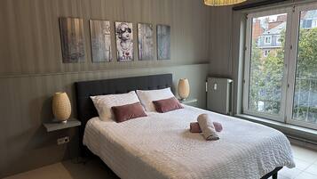 2 chambres, bureau, fer et planche Ă repasser, lit parapluie