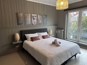 2 chambres, bureau, fer et planche à repasser, lit parapluie