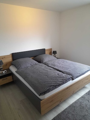 2 bedrooms, iron/ironing board, WiFi, bed sheets - Kernsanierte Wunderschöne Ferienwohnung Ruhig Aber Zentral in Norden Gelegen! (Norden)