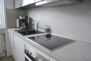Fridge, oven, stovetop, dishwasher - Kernsanierte Wunderschöne Ferienwohnung Ruhig Aber Zentral in Norden Gelegen! (Norden)