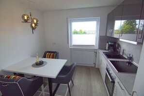 Fridge, oven, stovetop, dishwasher - Kernsanierte Wunderschöne Ferienwohnung Ruhig Aber Zentral in Norden Gelegen! (Norden)