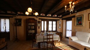 Living area - GOLDEN SPUR COTTAGE (Pulfero)
