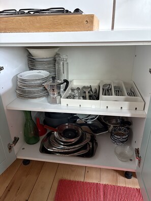Full-sized fridge, microwave, stovetop, cookware/dishes/utensils - GOLDEN SPUR COTTAGE (Pulfero)