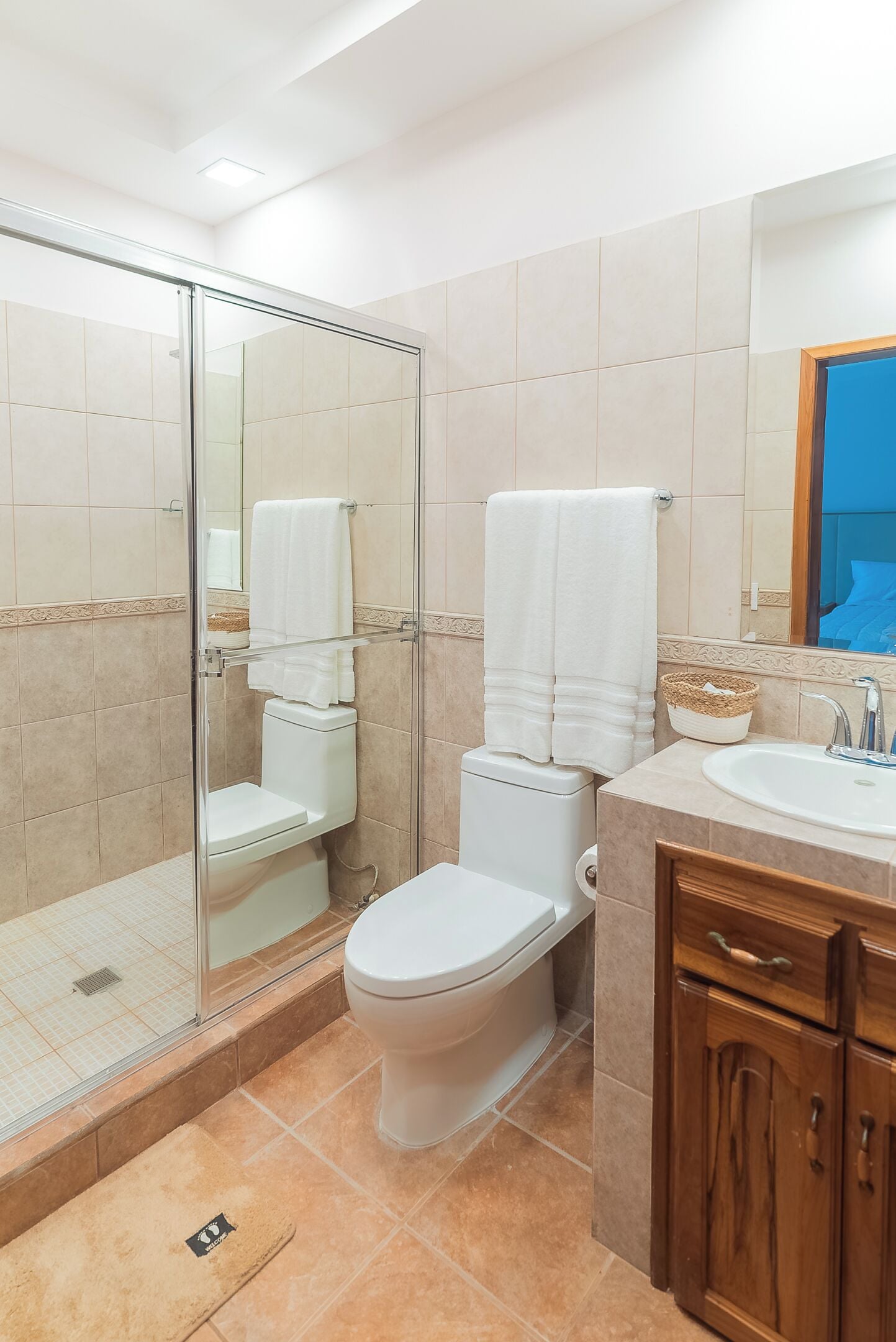 Bañera con ducha, toallas, jabón, shampoo