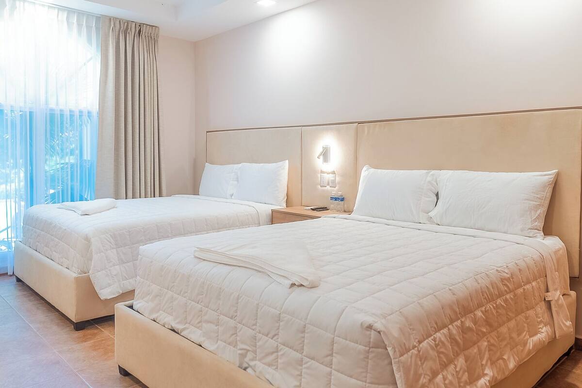 Superior suite | Luxe beddengoed, een kluis op de kamer, verduisterende gordijnen