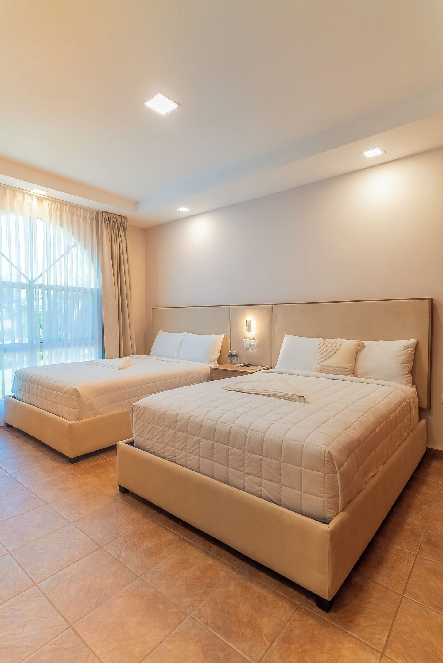 Quarto luxo | Roupas de cama premium, cofres nos quartos, cortinas blackout