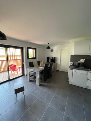 Mikrobølgeovn, ovn, kokeplater og oppvaskmaskin