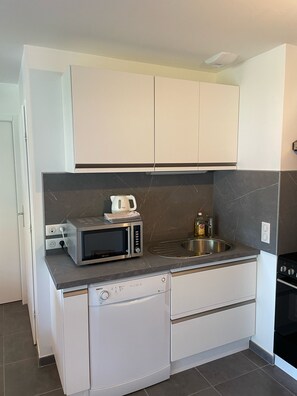 Mikrobølgeovn, ovn, kokeplater og oppvaskmaskin