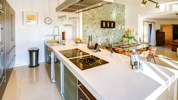 Een magnetron, een oven, een vaatwasser