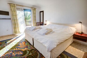 6 bedrooms, iron/ironing board, WiFi, bed sheets