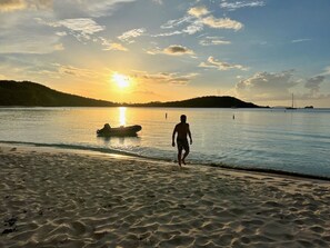 Na praia, espreguiçadeiras, toalhas de praia 