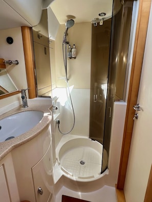 Amenidades de baño ecológicas, secadora de cabello, toallas, jabón