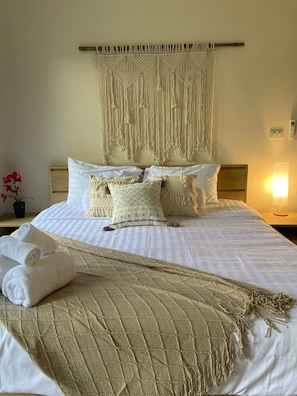 4 bedrooms, iron/ironing board, WiFi, bed sheets