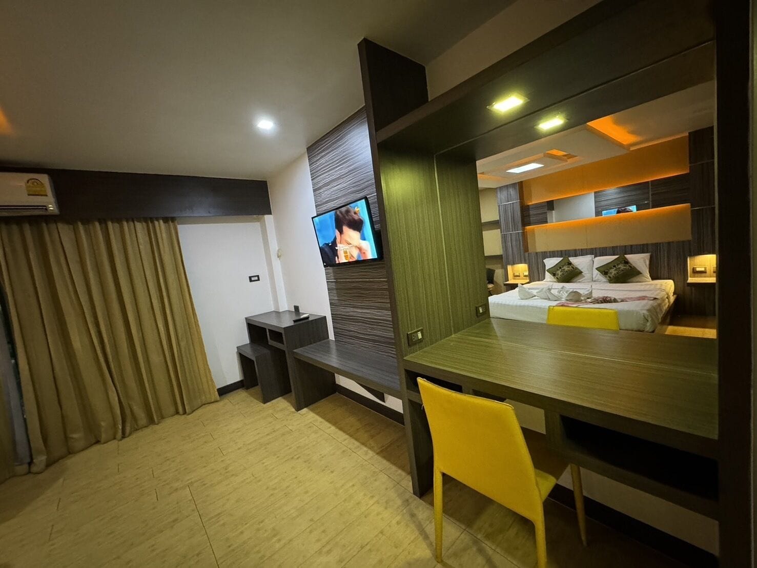 42-tums LED-tv med kabelkanaler och eldstad