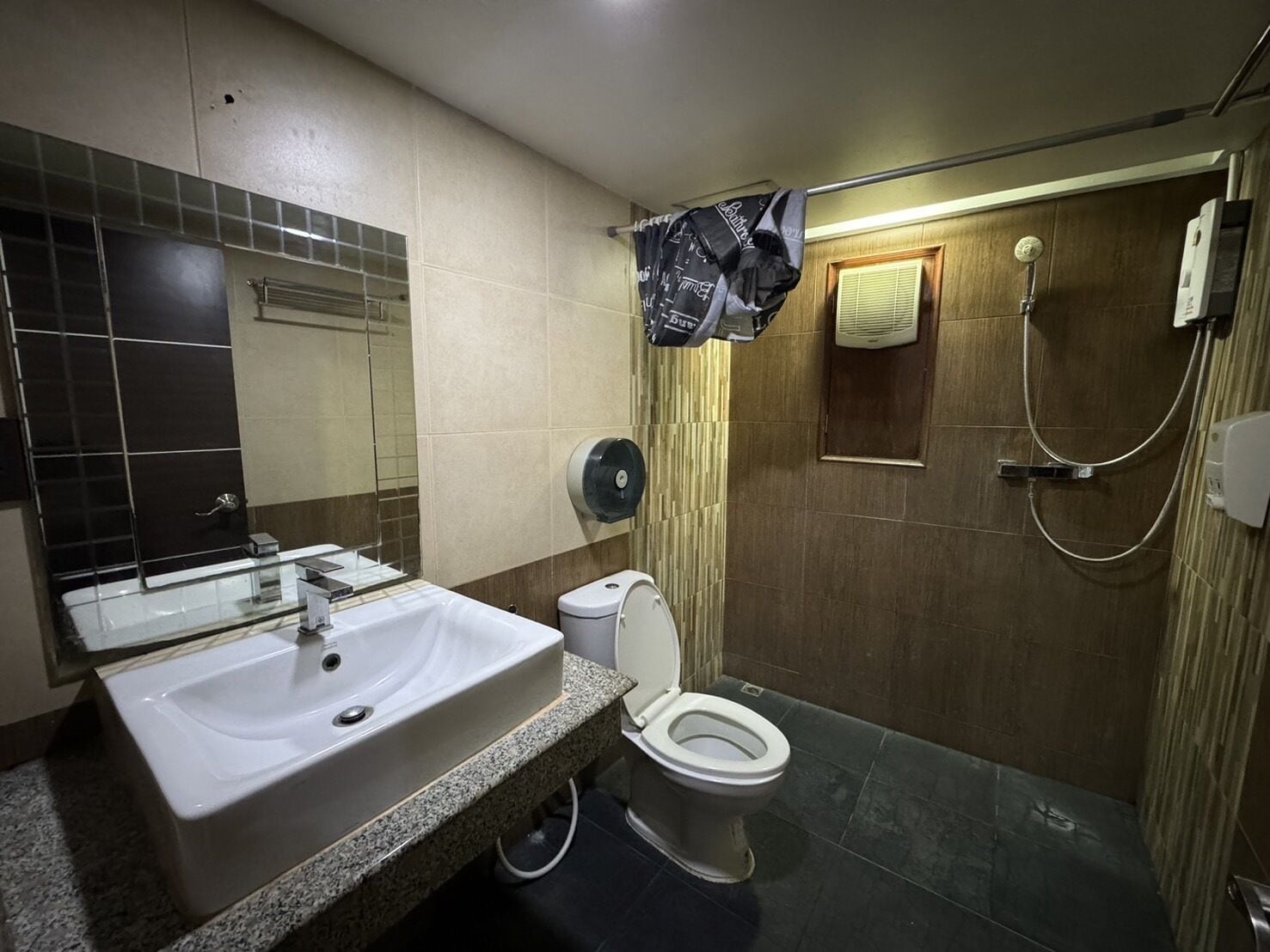 Dusch, regndusch, lyxtoalettartiklar och hårtork