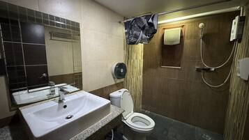 Dusch, regndusch, lyxtoalettartiklar och hårtork