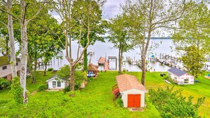A lakeside property with multiple cabins, a dock, and a grassy area. - WATERFRONT!!! The River's Roost on The Patuxent River (Saint Leonard)