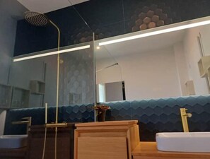 Douche, sĂšche-cheveux, serviettes fournies, savon