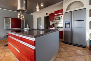 Fridge, microwave, oven, stovetop - Appart 4/6 Pers Dans Maison Bigourdane Argelès-gazost, Balcon et Jardin Avec vue (Ayzac-Ost)