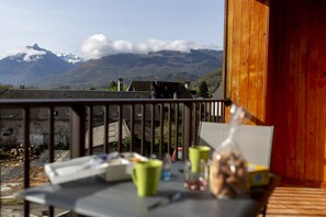 Outdoor dining - Appart 4/6 Pers Dans Maison Bigourdane Argelès-gazost, Balcon et Jardin Avec vue (Ayzac-Ost)