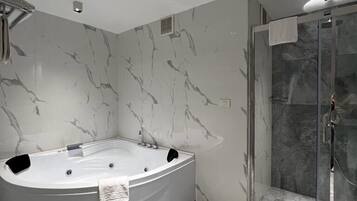 Duplex familial | Salle de bain | Séchoir à cheveux, pantoufles
