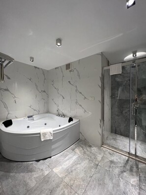 Family Duplex | Bathroom - Callisto Hotel (Baku)