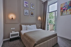 Quarto casal luxo | Cofres nos quartos, escrivaninha, espaço de trabalho para notebook