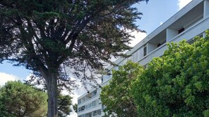 A residential building with a modern design, featuring a multi-story structure with balconies. - Appartement Très Agréable Avec vue Dégagée Proche de la Plage et des Commerces (La Baule-Escoublac)