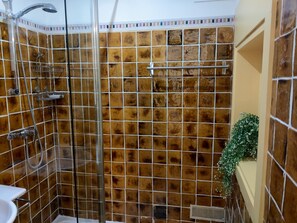 Dusche, Haartrockner, Handtücher, Shampoo