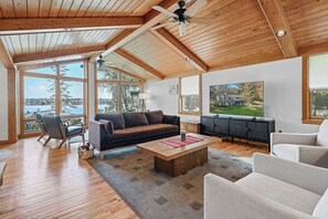 Una Smart TV, una chimenea
