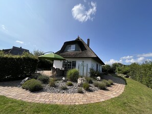 Exterior - Das Ferienhaus Villa Sorgenfrei ist ein Reetdachhaus in Zinnowitz (Zinnowitz)