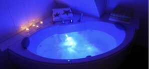 Shower, jetted bath, hair dryer, towels