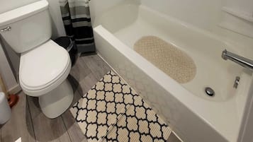 Haartrockner, HandtĂŒcher, Seife, Shampoo
