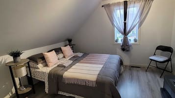 1 habitación, tabla de planchar con plancha, wifi gratis y ropa de cama