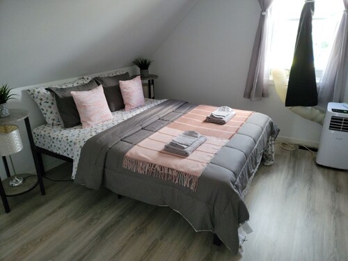 Comfy, 1 bdrm. apartment, close to highway with AC and WiFi in superb Edmundston