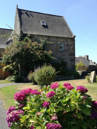 Gîte en Pierre Bretonne Près de la Côte de Granit Rose et sa Petite Ferme