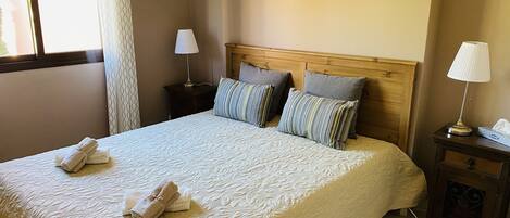 2 chambres, fer et planche à repasser, Wi-Fi, draps fournis