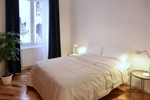 3 bedrooms, WiFi, bed sheets - Bright and confortable apartment in the center of the liveliest part of the city (Napoli)