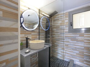 Shower, towels - Koukaki 2 Bedroom Apartment (Athens)