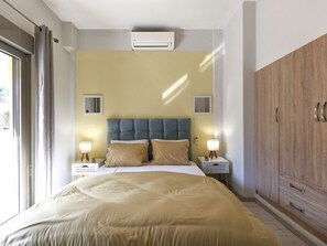 2 bedrooms, bed sheets - Koukaki 2 Bedroom Apartment (Athens)