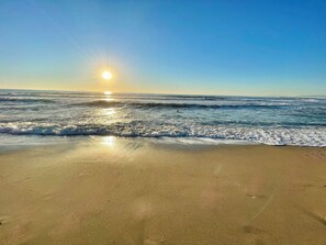Beach nearby, sun loungers, beach towels
