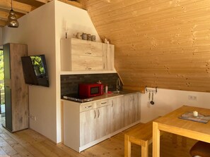 基本獨棟房屋, 1 張加大雙人床和 1 張沙發床, 庭院, 花園景觀 | 私人廚房 | 大型冰箱、微波爐、烤箱、爐台