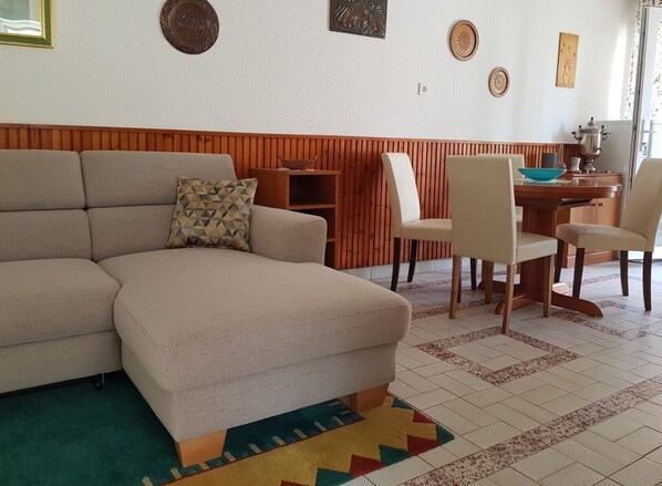 Basic-Haus, 1 Queen-Bett und Schlafsofa, Terrasse, Gartenblick | Wohnbereich