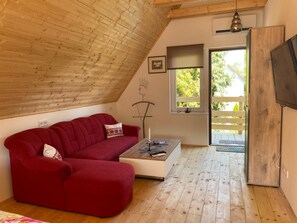Perustalo, 1 keskisuuri parisänky ja vuodesohva, patio, näköala puutarhaan | Oleskelualue