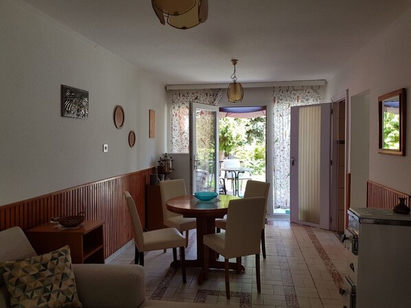 Maison, 1 grand lit et 1 canapé-lit, patio, vue jardin | Coin séjour