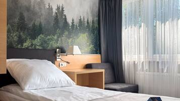 Quarto solteiro standard, vista para o parque | Escrivaninha, espaço de trabalho para notebook, Wi-Fi de cortesia