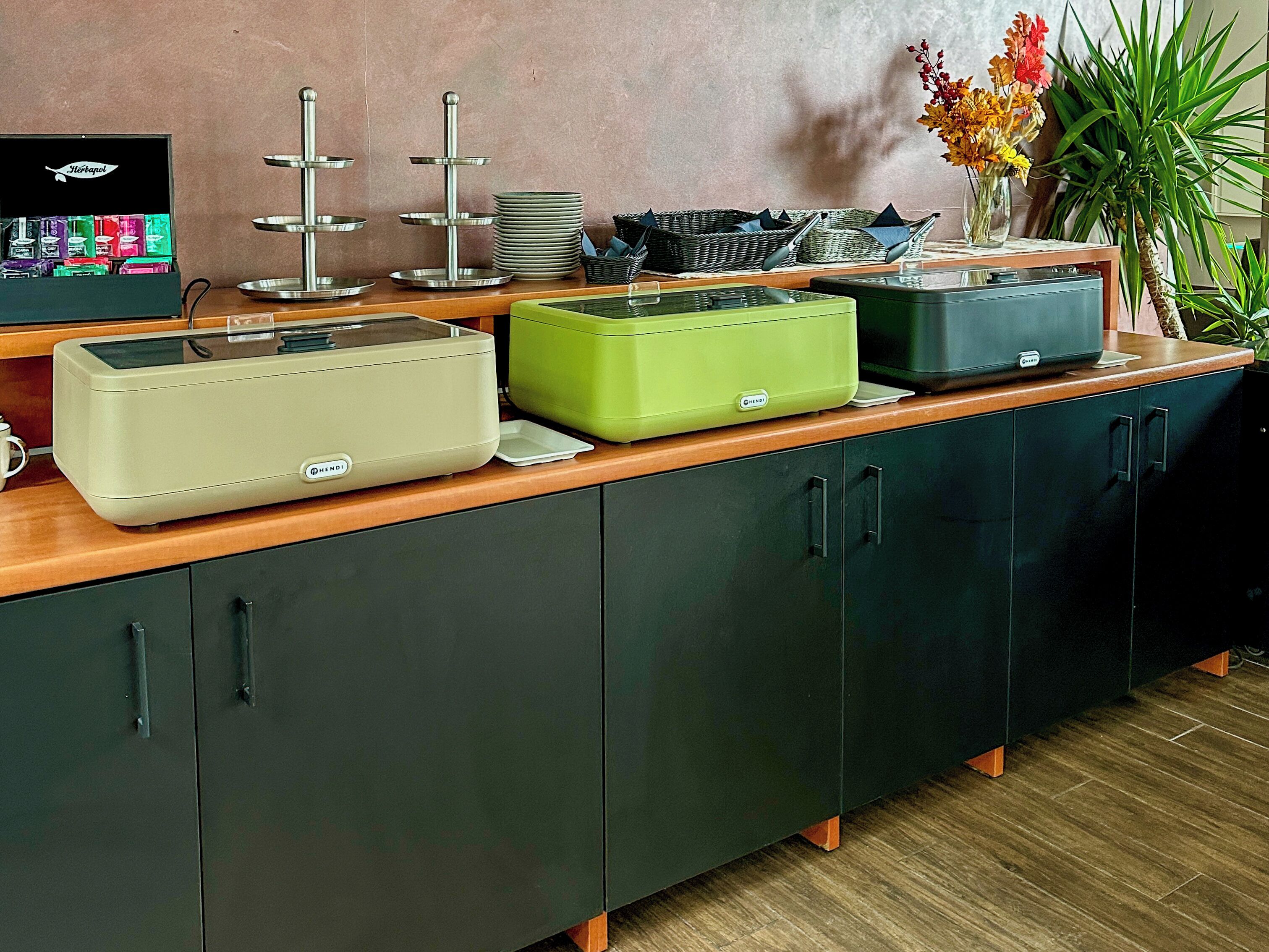 Una encimera de cocina con una cafetera, un tostador y un microondas.