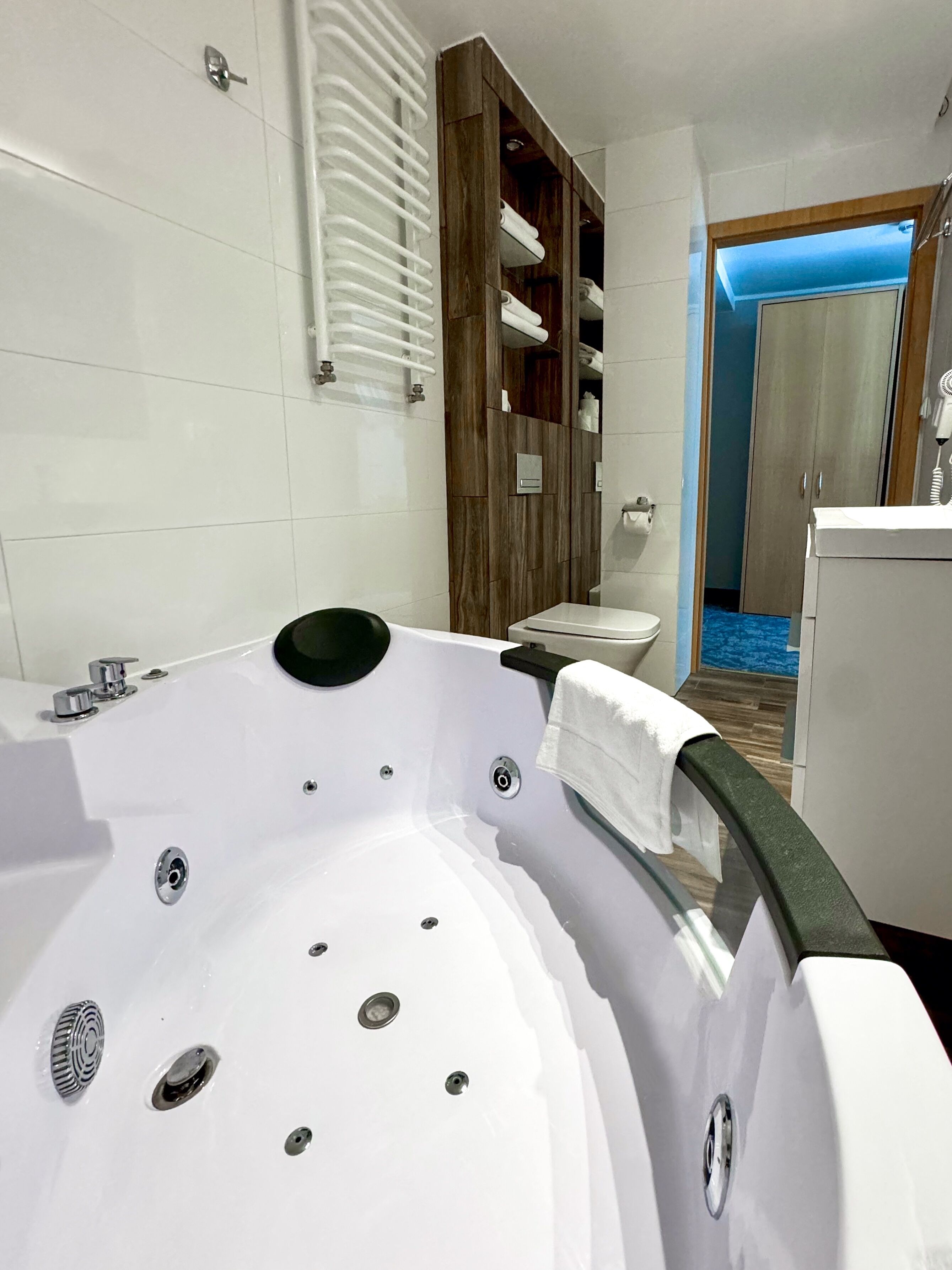 Meja kerja dan ruang kerja ramah laptop